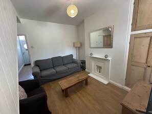 Fernseher, Kamin, Stereoanlage