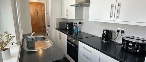 Refrigerador, microondas, horno, cafetera/tetera