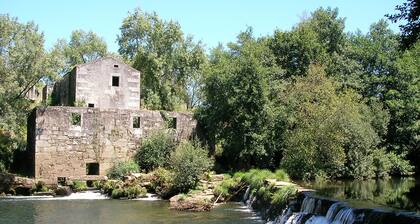 Elegant Villa, Caminha. Pool & large garden. Near market towns & beaches.