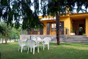 Outdoor dining - Self catering La Roureda for 12 people (Sant Martí de Llémena)