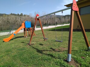 Children's area - Self catering La Roureda for 12 people (Sant Martí de Llémena)