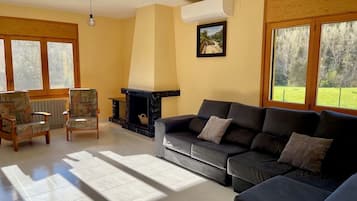 TV connectée, cheminée, baby-foot, table de tennis de table