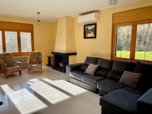 Smart TV, fireplace, table football, ping pong - Self catering La Roureda for 12 people (Sant Martí de Llémena)