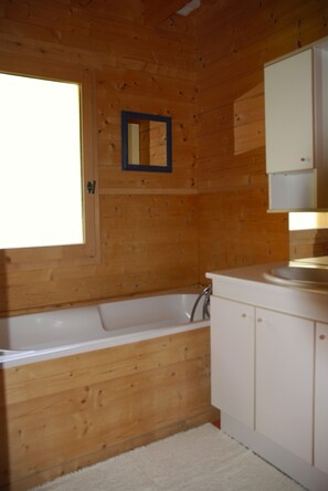 Badewanne, Haartrockner, Handtücher, Seife