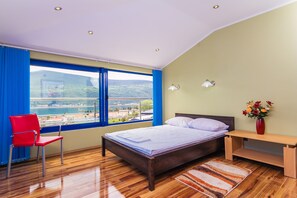 7 bedrooms, iron/ironing board, travel cot, WiFi