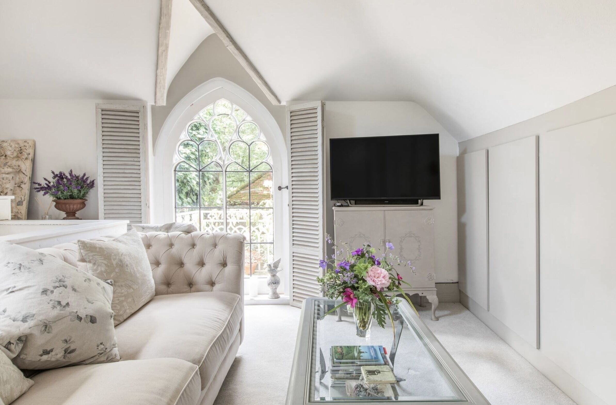 Een smart-tv, een open haard en boeken