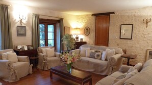 A cozy living room with a sofa set, a coffee table, and a potted plant. - Secluded Perigordine Farmhouse in Monbazillac, Near Bergerac. Large Heated Pool. (Monbazillac)