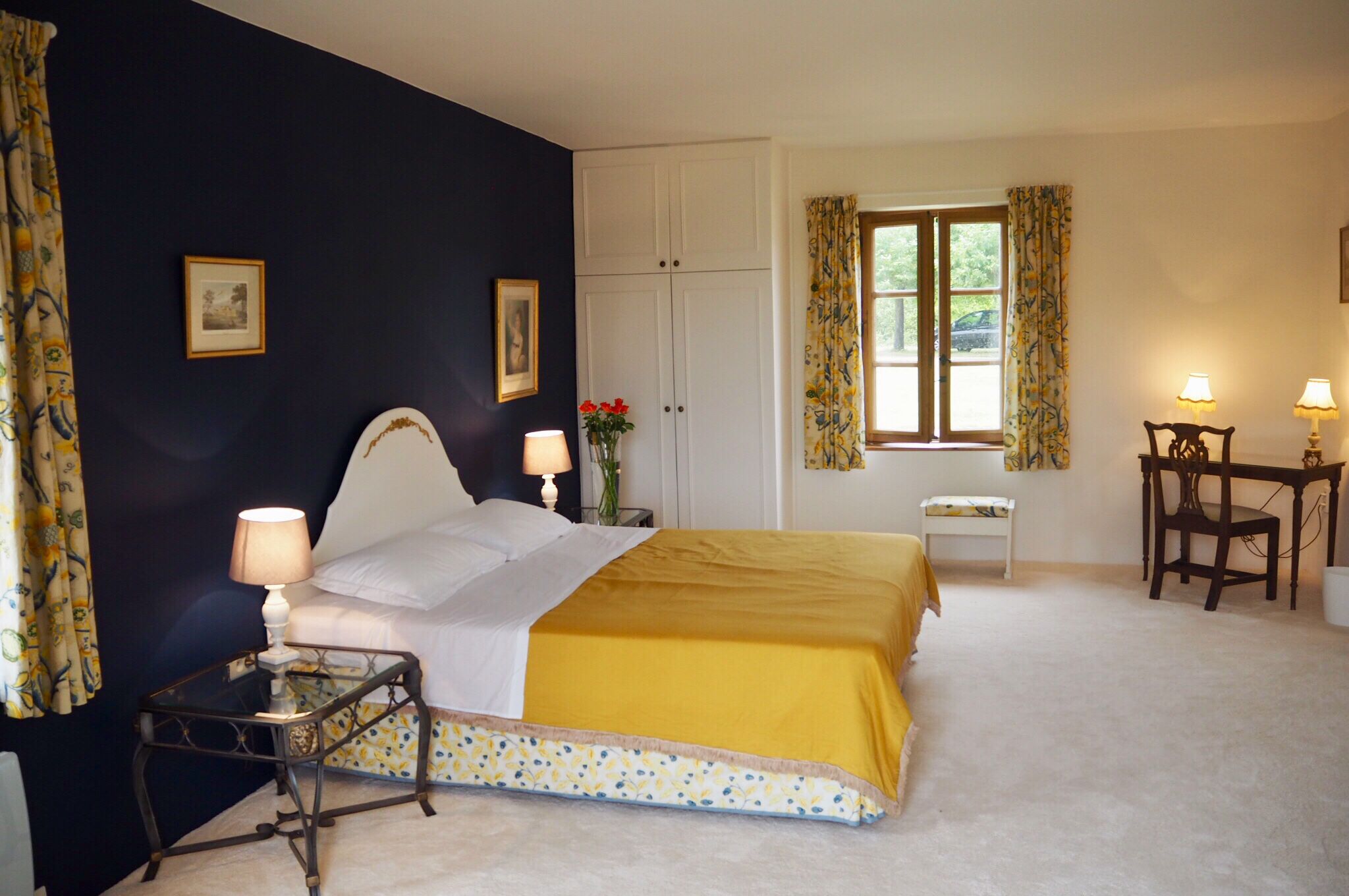 6 chambres, bureau, fer et planche à repasser, lit parapluie