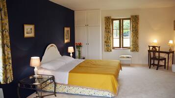 6 chambres, bureau, fer et planche Ă repasser, lit parapluie