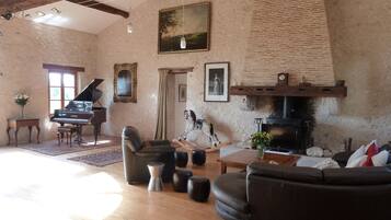 TV connectée, cheminée, lecteur de DVD, table de tennis de table