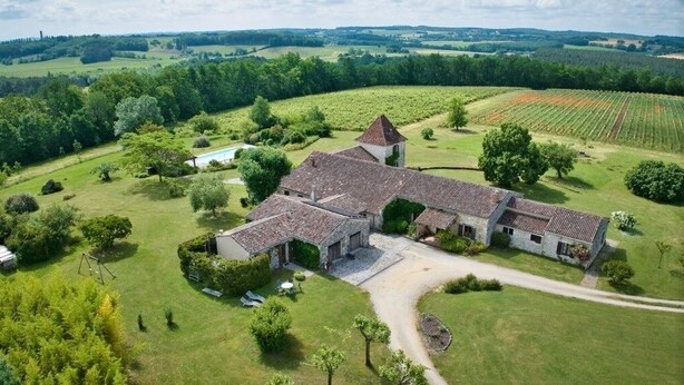 A large estate with a main building, a tower, and surrounding gardens. - Secluded Perigordine Farmhouse in Monbazillac, Near Bergerac. Large Heated Pool. (Monbazillac)