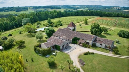 Secluded Perigordine Farmhouse in Monbazillac, Near Bergerac. Large Heated Pool.