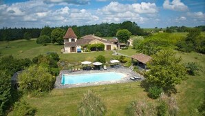 A large house with a swimming pool, surrounded by lush greenery and a clear sky. - Secluded Perigordine Farmhouse in Monbazillac, Near Bergerac. Large Heated Pool. (Monbazillac)