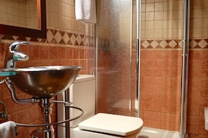 Shower, hair dryer, towels - Charming Two-Bedroom Country House with Heated Pool (Arico)