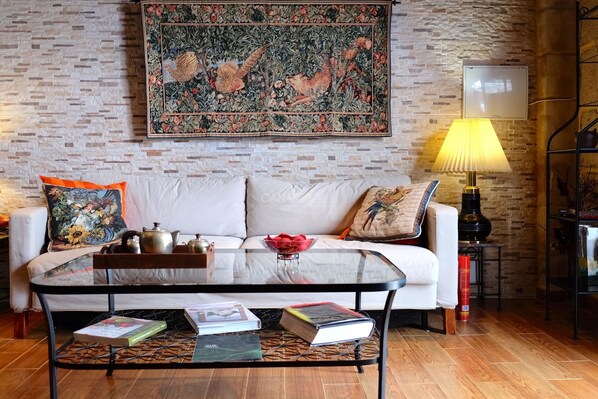 TV - Charming Two-Bedroom Country House with Heated Pool (Arico)