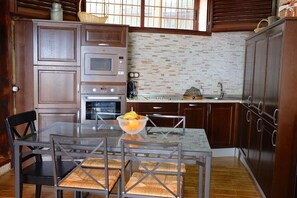 Coffee/tea maker, fridge, microwave, oven