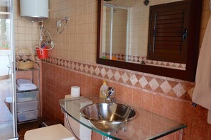 Shower, hair dryer, towels - Charming Two-Bedroom Country House with Heated Pool (Arico)