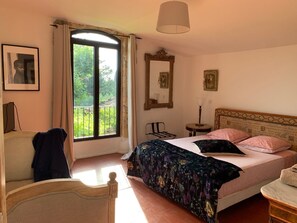 5 bedrooms, iron/ironing board, free WiFi, bed sheets