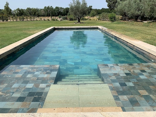At the foot of the Luberon, authentic 18th century Mas. stone with pool