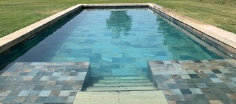 At the foot of the Luberon, authentic 18th century Mas. stone with pool