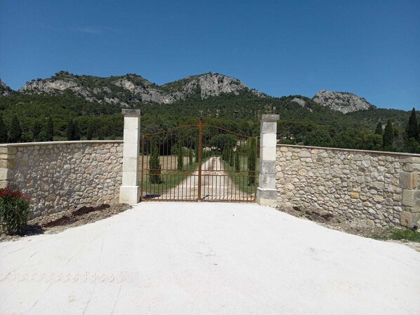 Miscellaneous - At the foot of the Luberon, authentic 18th century Mas. stone with pool (Cheval-Blanc)