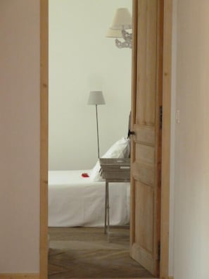5 bedrooms, iron/ironing board, free WiFi, bed sheets - At the foot of the Luberon, authentic 18th century Mas. stone with pool (Cheval-Blanc)