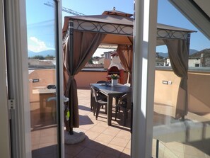 Dining - Apartment With Terrace + Private Parking+wifi and AC, close to Lucca downtown (Lucca)