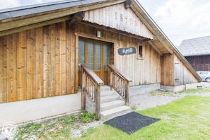 Exterior detail - Renovated old farmhouse, chalet with decor that combines charm and tradition (Abondance)