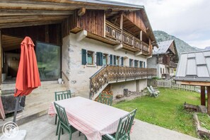 Outdoor dining - Renovated old farmhouse, chalet with decor that combines charm and tradition  (Abondance)