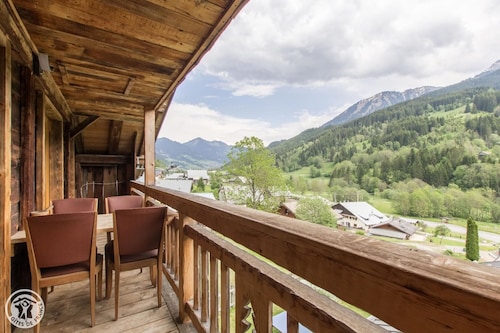 Ancienne ferme rénovée, chalet au décor contraste entre charme et tradition
