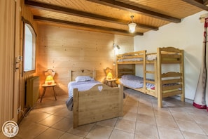 4 bedrooms, iron/ironing board, free WiFi - Renovated old farmhouse, chalet with decor that combines charm and tradition  (Abondance)