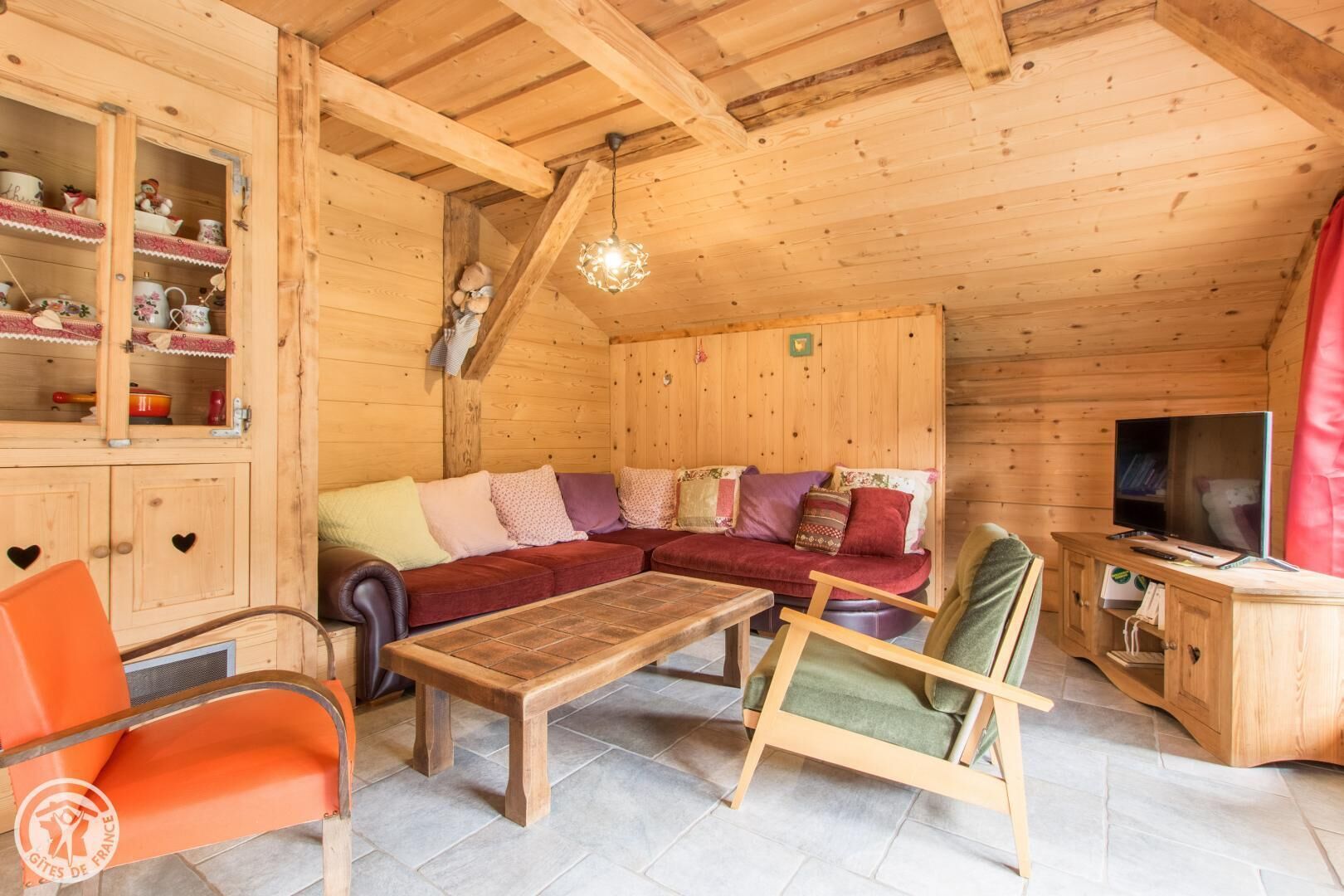 Ancienne ferme rénovée, chalet au decor contraste entre charme et tradition