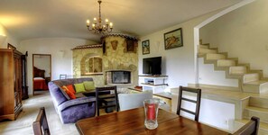 Una televisión, una chimenea, una mesa de tenis de mesa