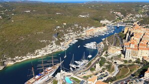 A coastal town with a marina, boats, and buildings. - mansion - 8 rooms - 12/13 persons (Porto Vecchio)