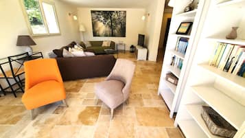 Televisie, een dvd-speler, tafelvoetbal en een tafeltennistafel