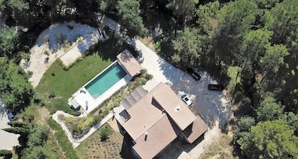 Villa 230m2 climatisée, accÚs PMR, piscine et jardin privés, CÚze et ArdÚche