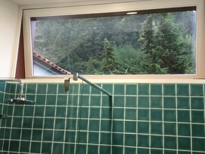 Kombination af bruser/badekar, bidet, håndklæder, Sæbe