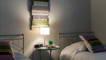 3 soveværelser, skrivebord, lydisolering, strygejern/strygebræt