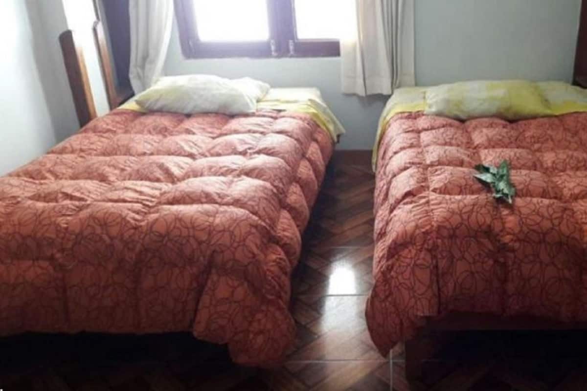 Habitación con 2 camas individuales, 2 camas individuales, baño privado | Caja de seguridad en la habitación, wifi gratis y ropa de cama