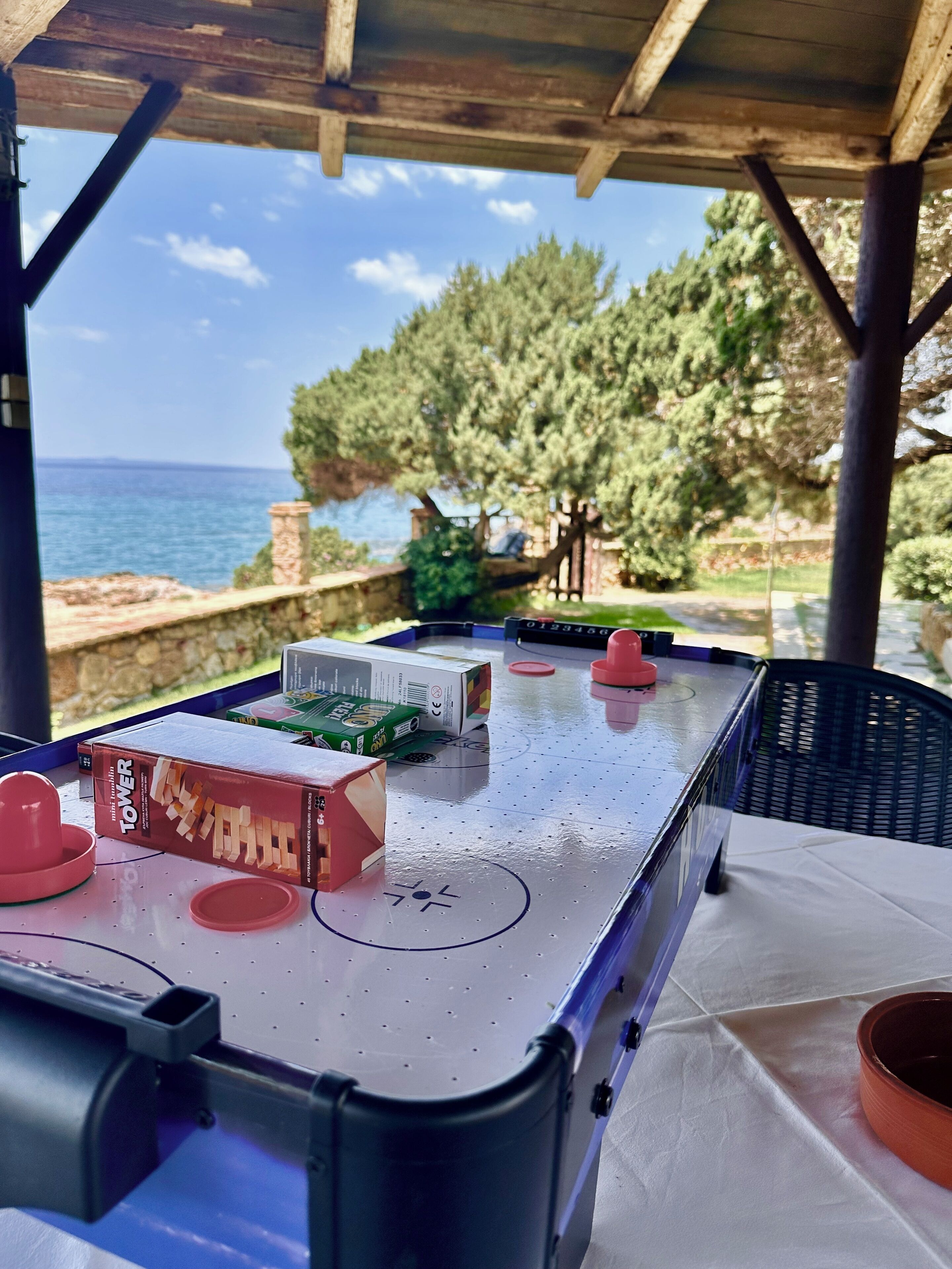 Una mesa de fútbol de mesa con vistas al mar y a los árboles.
