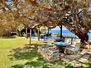 Outdoor dining - Family Sea View Apartment Steps from the Beach 
Genari Beach Apartments (LEVENTOCHORI)