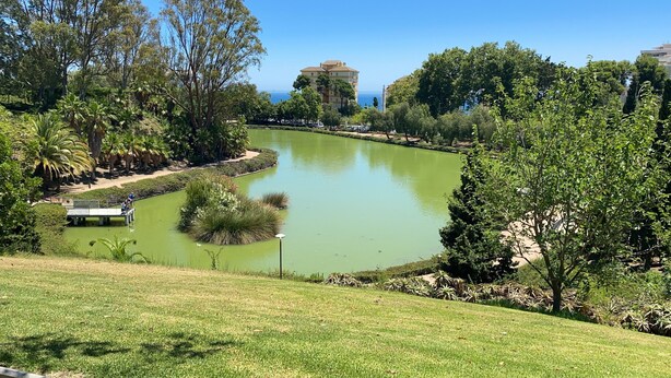 A park with a pond, grassy areas, and trees. - 4 Bedroom Townhouse With Pool Close To Town, Beach And Park - Free WiFi (Benalmadena Cost)