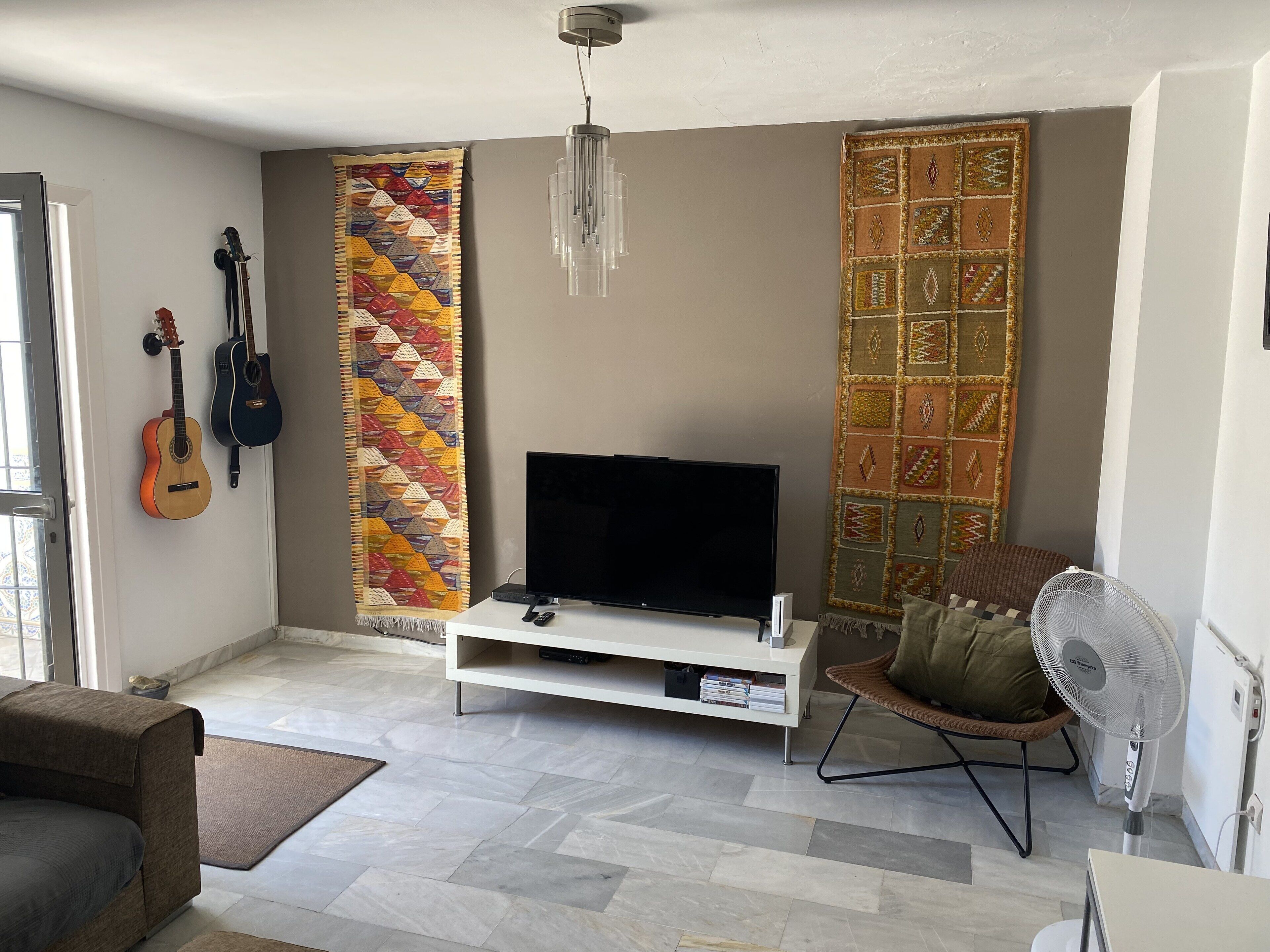 Een smart-tv, videogames, een dvd-speler en boeken