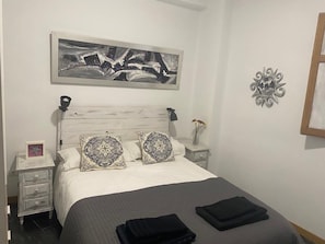 2 bedrooms, iron/ironing board, travel crib, free WiFi - Beautiful newly refurbished apartment between Palacio Real and La Latina (Madrid)