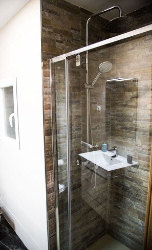 Dusche, Haartrockner, Handtücher, Seife