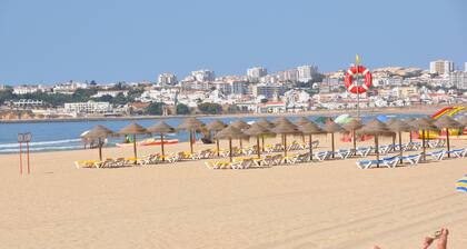 Fantastische Villa in Meia Praia mit Terrassen, Pool und Garten 500 m vom Meer
