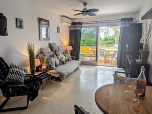 TV, DVD player, mesa de pingue-pongue, livros