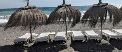 Playa en los alrededores y camastros