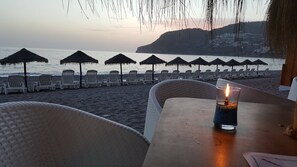 Perto da praia, espreguiçadeiras 