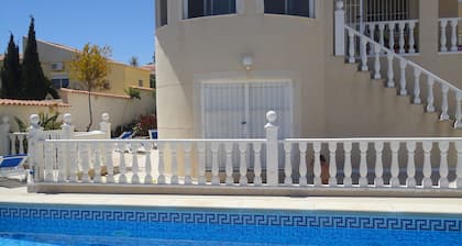 Confortable villa con piscina privada y jardín a 3 km de la playa